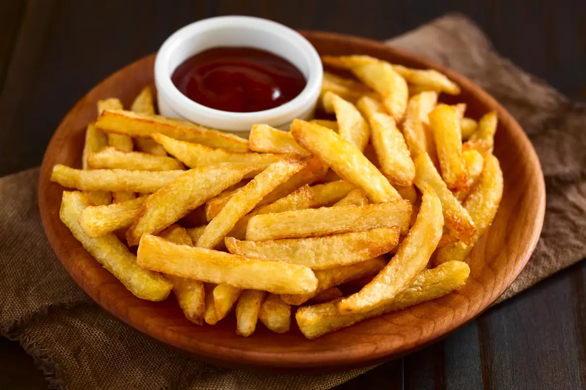  Plate of perfectly crispy air-fried fries.